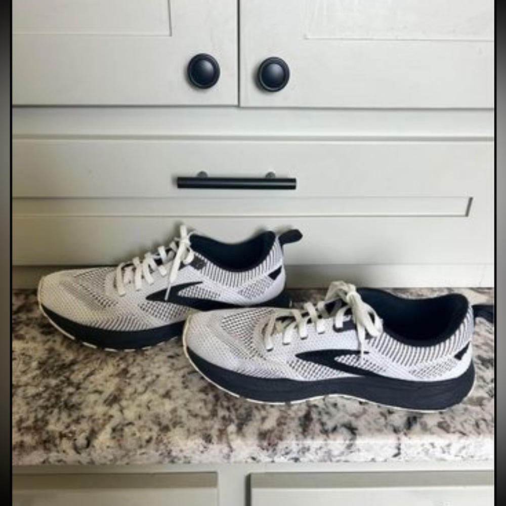Women’s ghost brooks